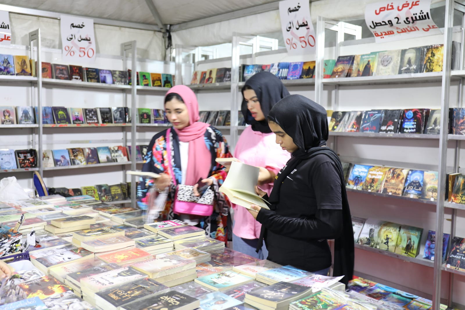 تحت رعاية وزير الثقافة.. إقبال جماهيري واسع على فعاليات معرض الفيوم للكتاب